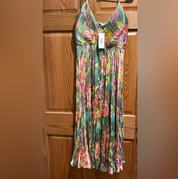 NWT ASTR THR LABEL PLEATED MAEVE MIDI DRESS - Picture 2 of 4